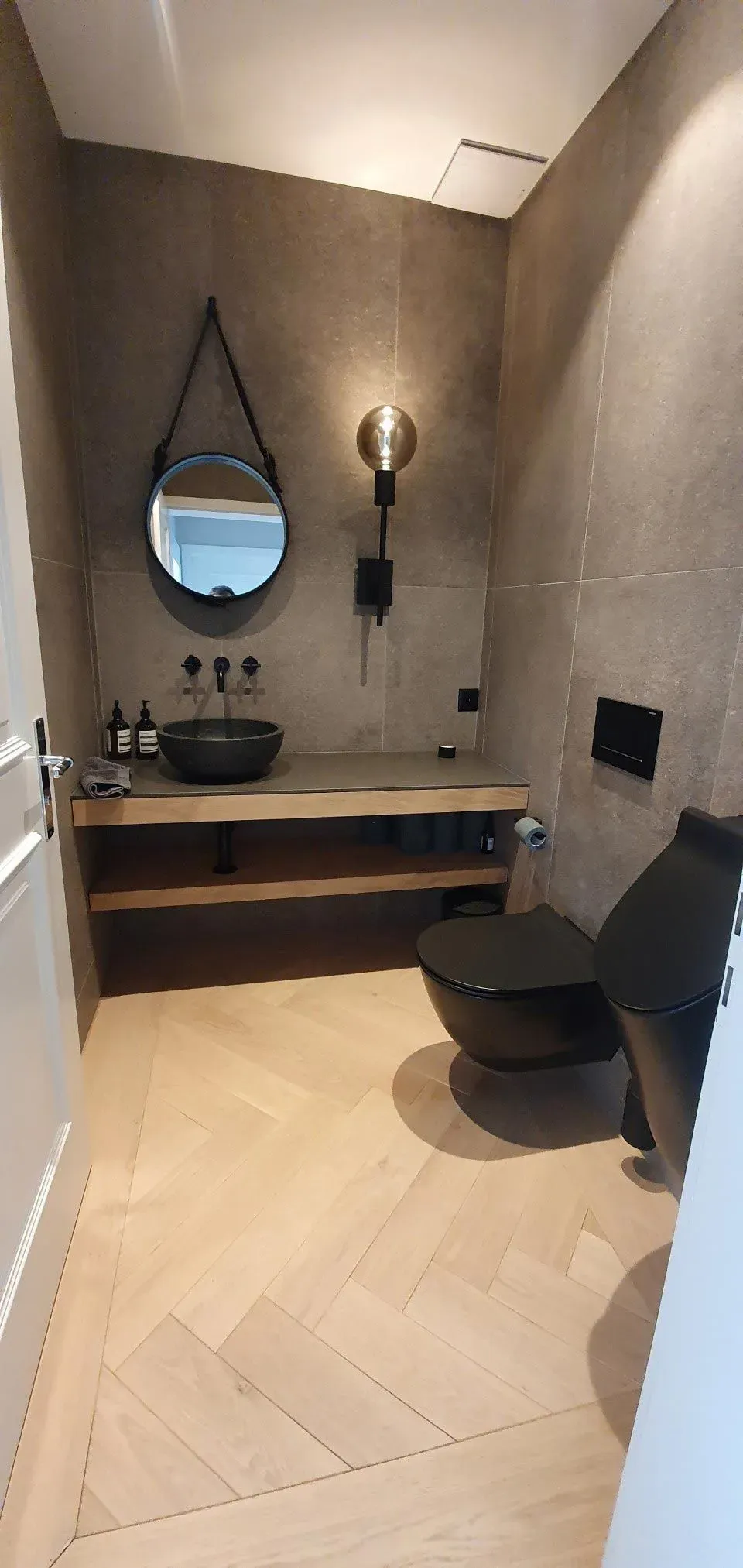 Moderne Terrasse mit hellgrauer Boden