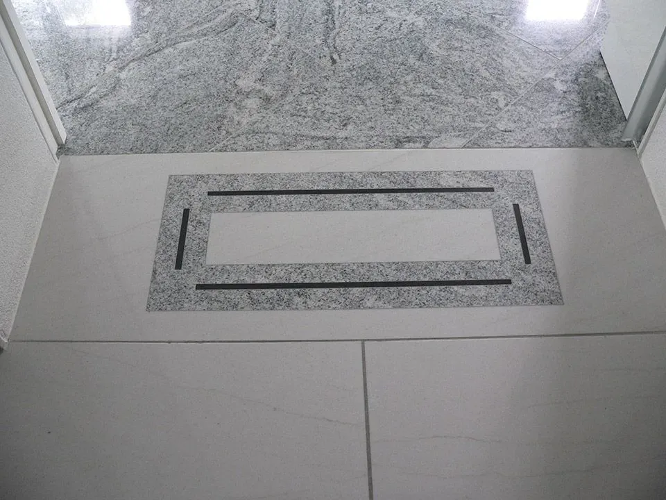 Moderne Terrasse mit hellgrauer Boden