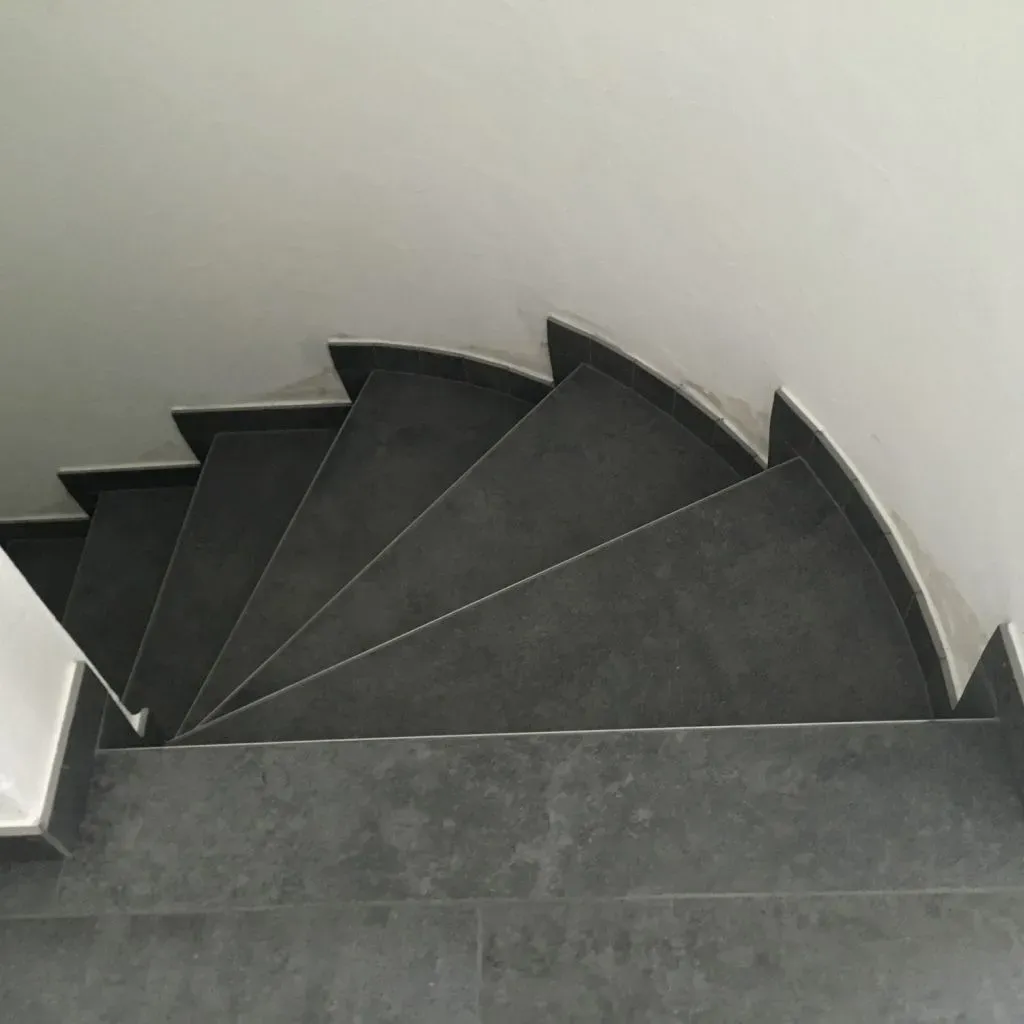 Moderne Terrasse mit hellgrauer Boden