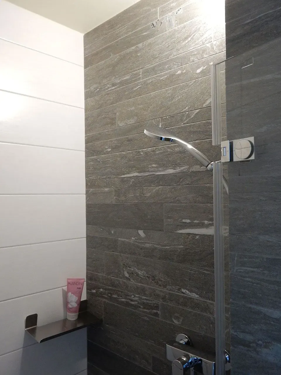 Moderne Terrasse mit hellgrauer Boden