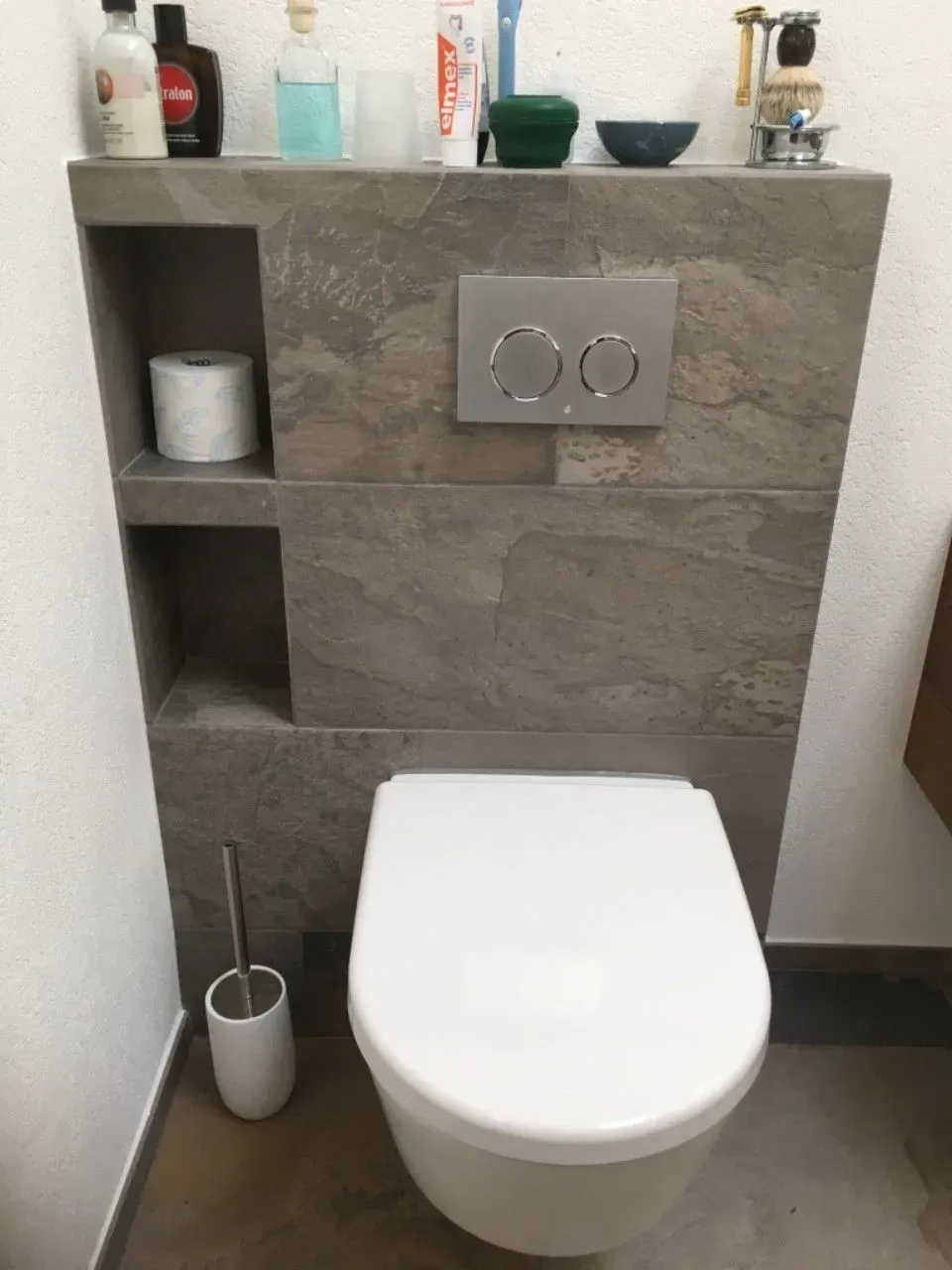 Moderne Terrasse mit hellgrauer Boden