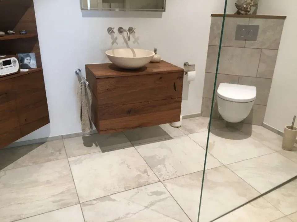 Moderne Terrasse mit hellgrauer Boden