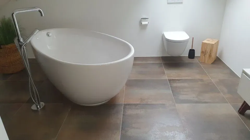 Moderne Terrasse mit hellgrauer Boden