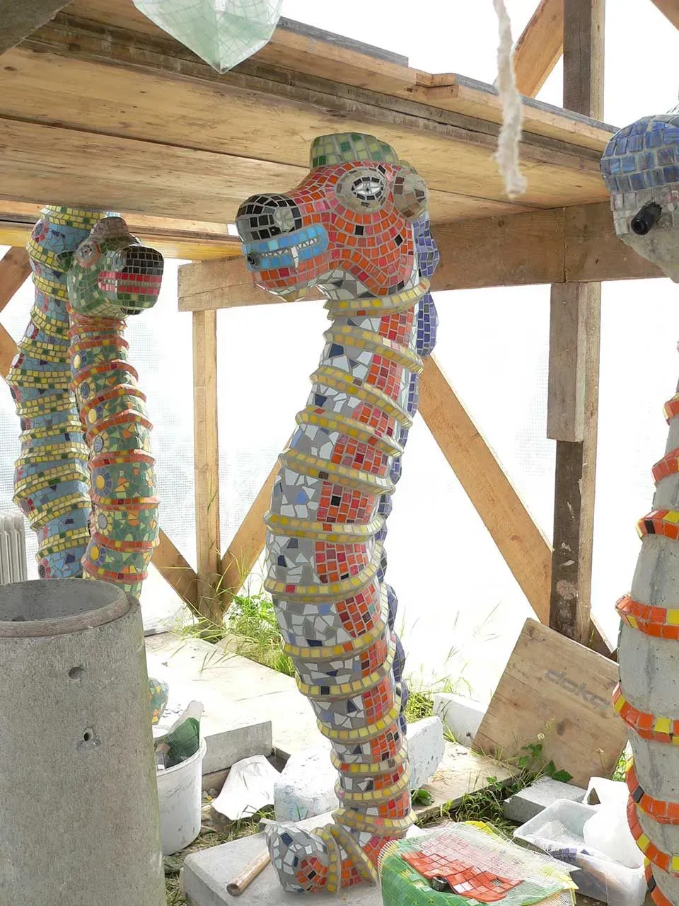 Moderne Terrasse mit hellgrauer Boden