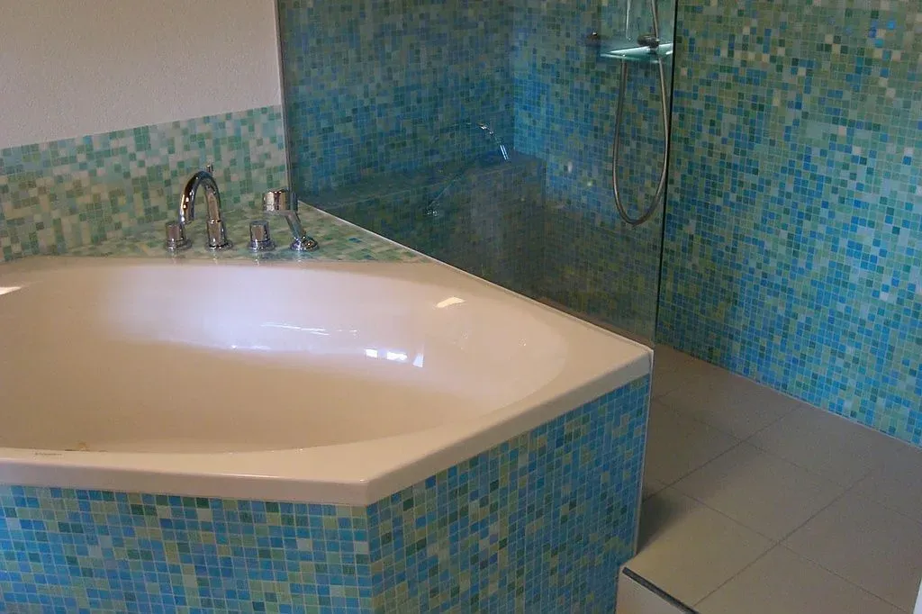 Moderne Terrasse mit hellgrauer Boden