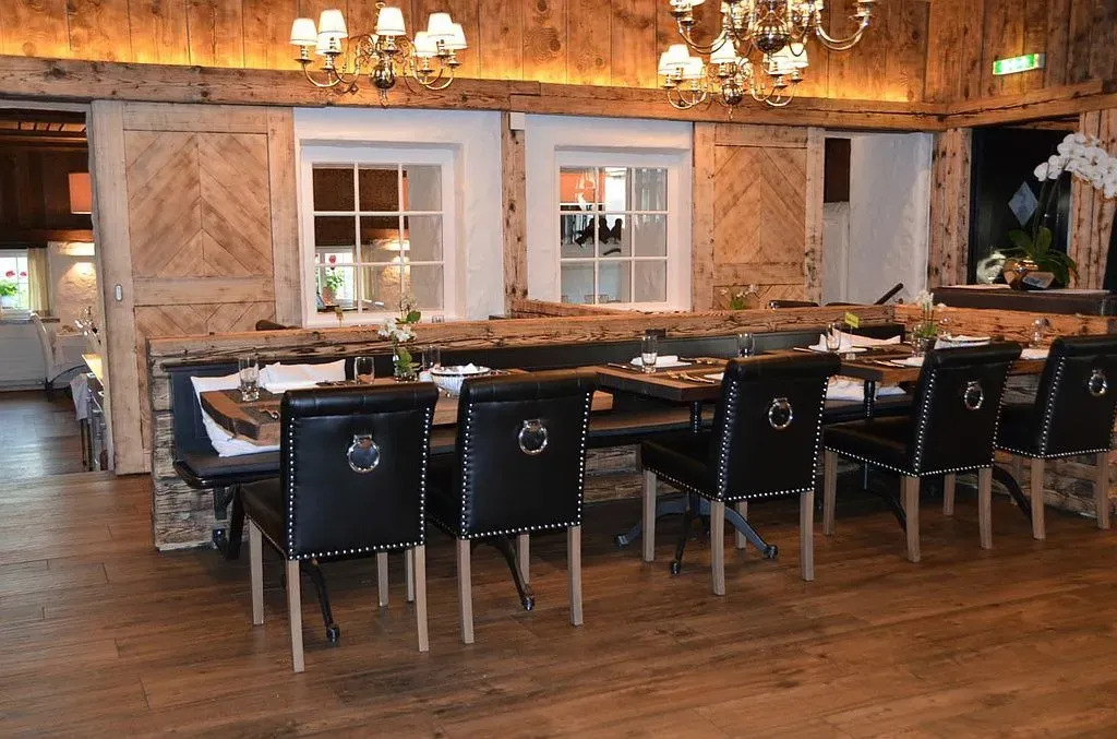 Moderne Terrasse mit hellgrauer Boden