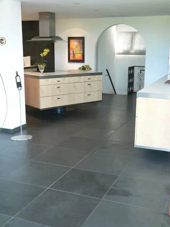 Moderne Terrasse mit hellgrauer Boden