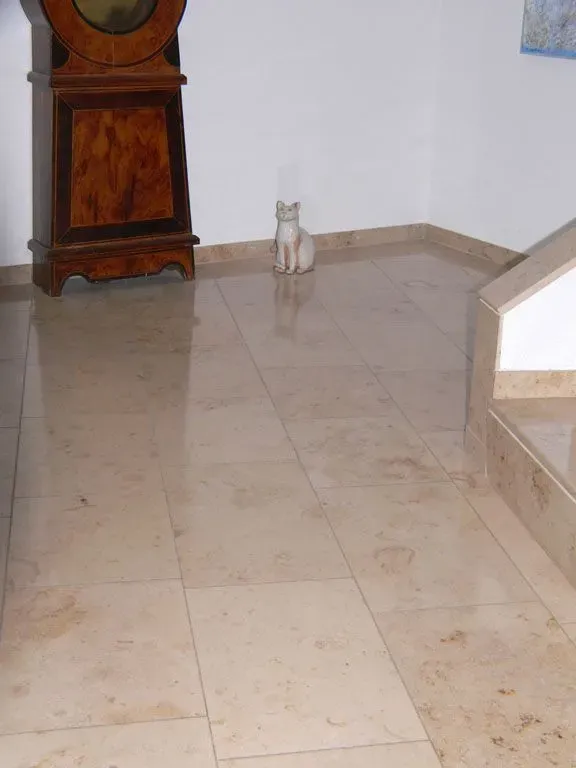 Moderne Terrasse mit hellgrauer Boden