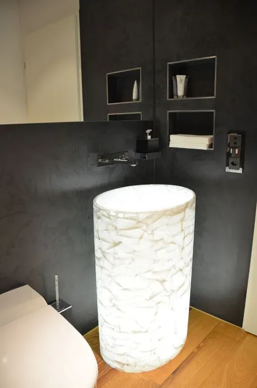 Moderne Terrasse mit hellgrauer Boden