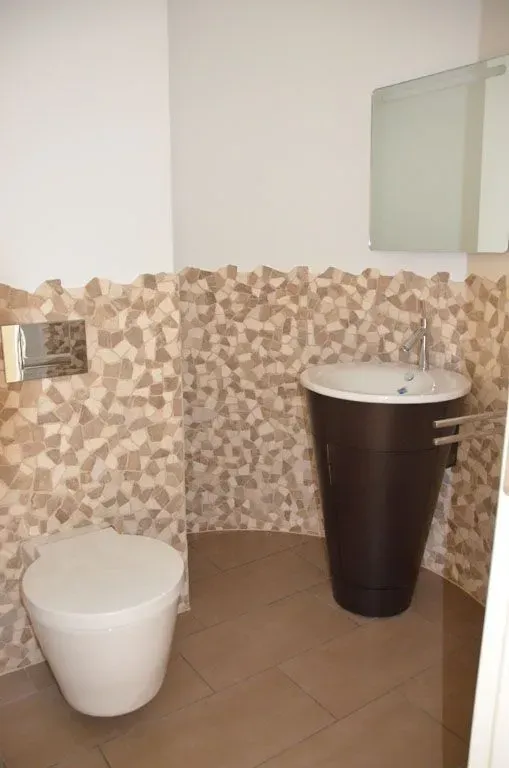 Moderne Terrasse mit hellgrauer Boden