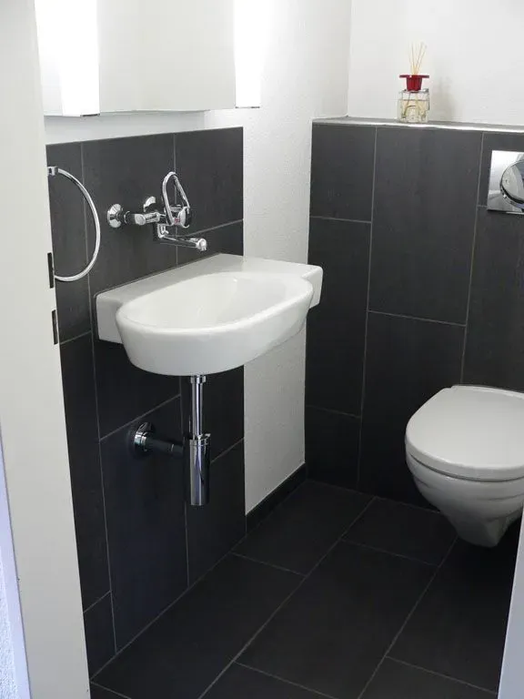 Moderne Terrasse mit hellgrauer Boden