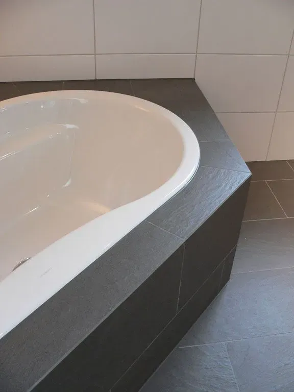 Moderne Terrasse mit hellgrauer Boden