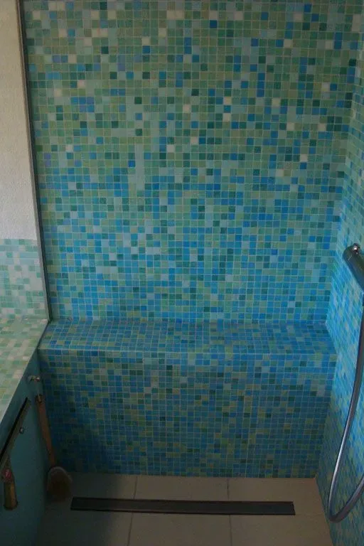 Moderne Terrasse mit hellgrauer Boden