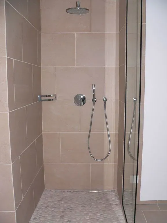 Moderne Terrasse mit hellgrauer Boden