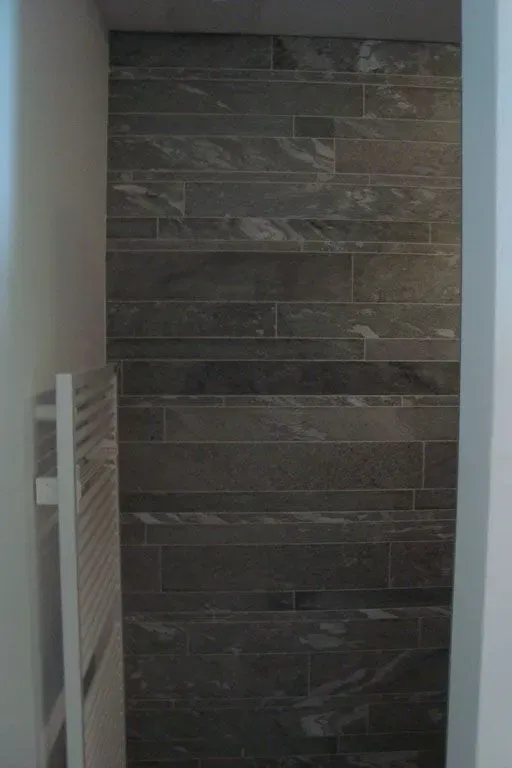 Moderne Terrasse mit hellgrauer Boden