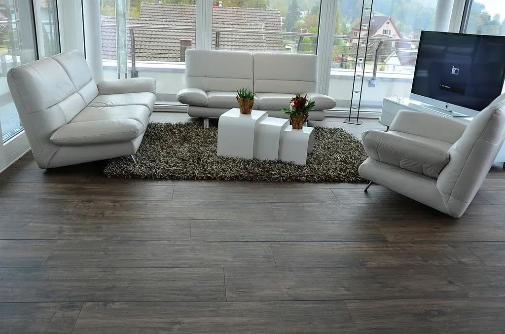 Moderne Terrasse mit hellgrauer Boden