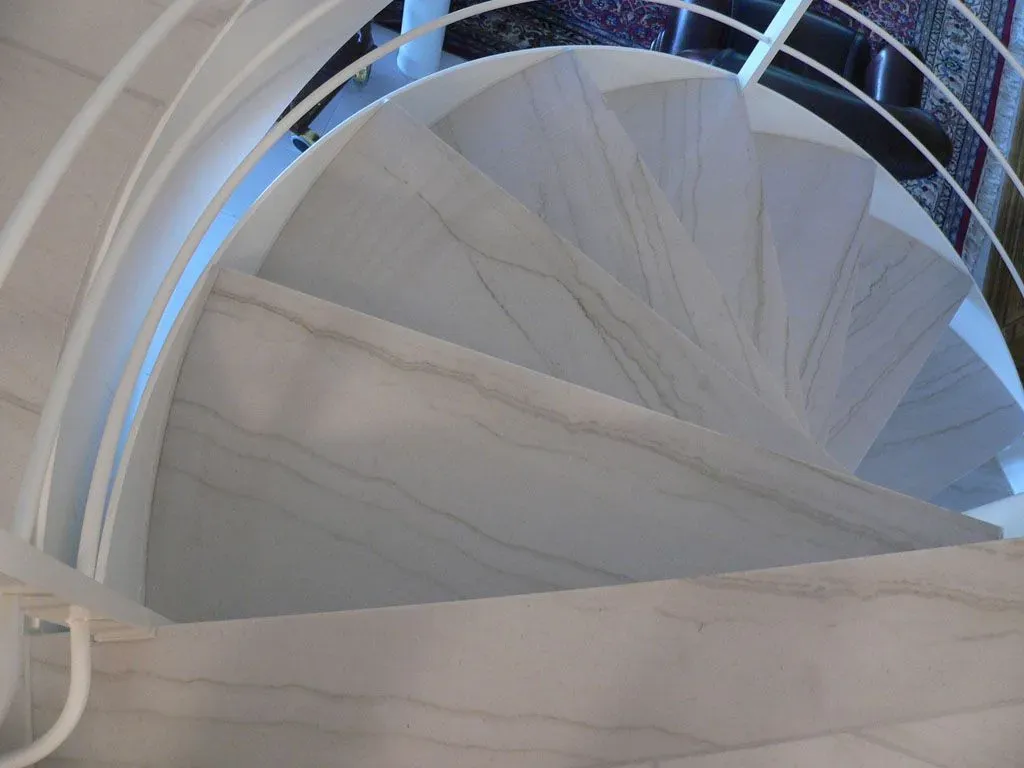 Moderne Terrasse mit hellgrauer Boden