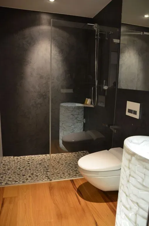 Moderne Terrasse mit hellgrauer Boden