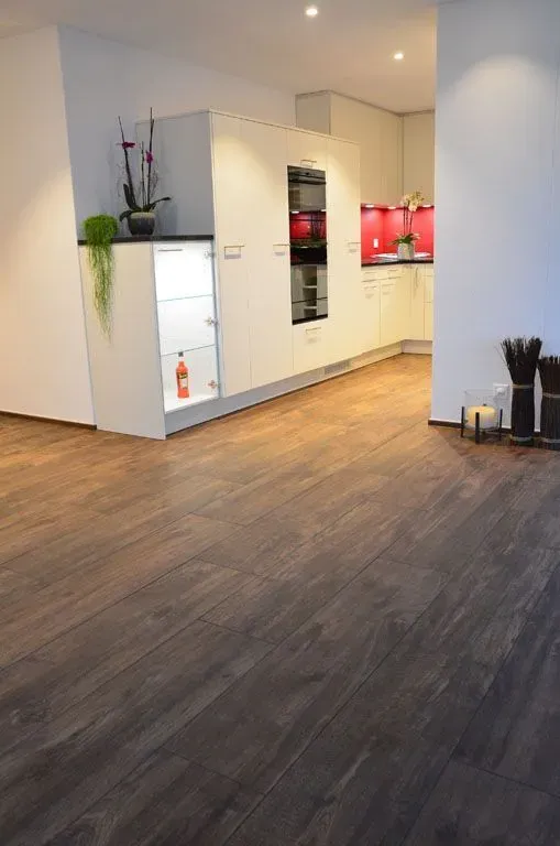 Moderne Terrasse mit hellgrauer Boden