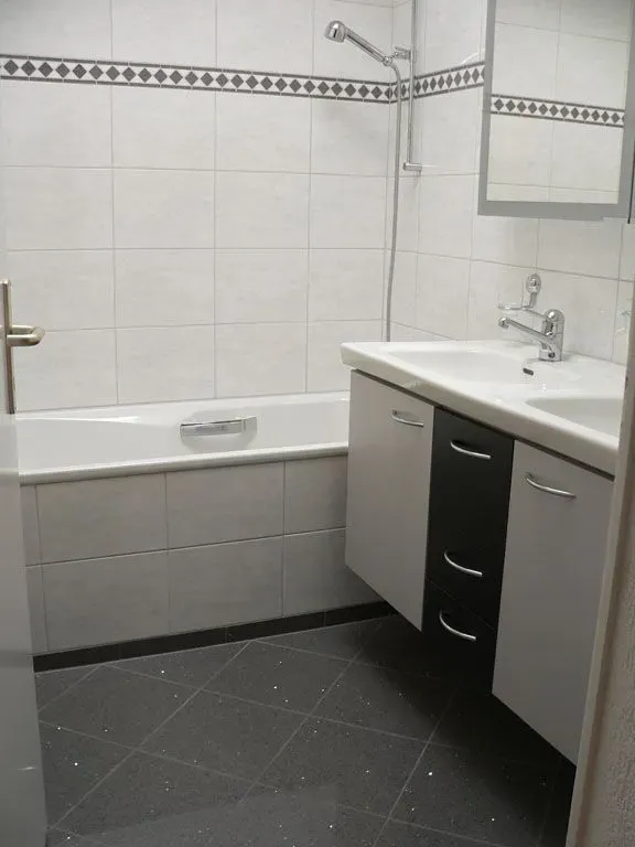 Moderne Terrasse mit hellgrauer Boden