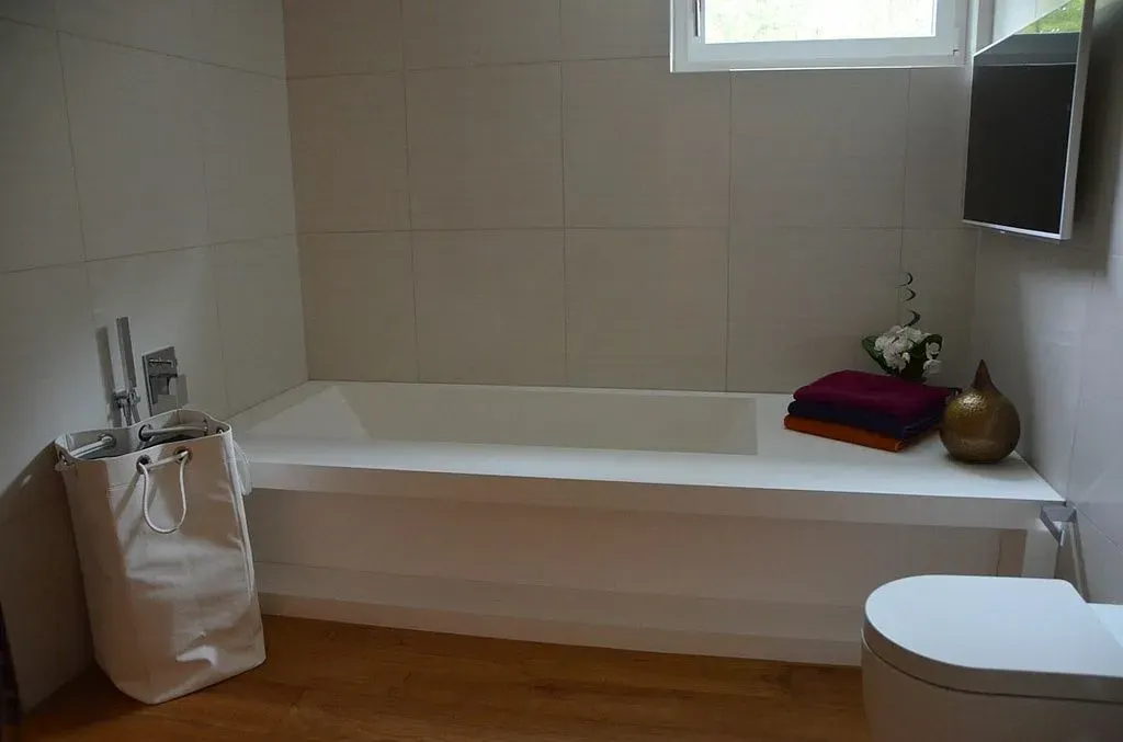 Moderne Terrasse mit hellgrauer Boden