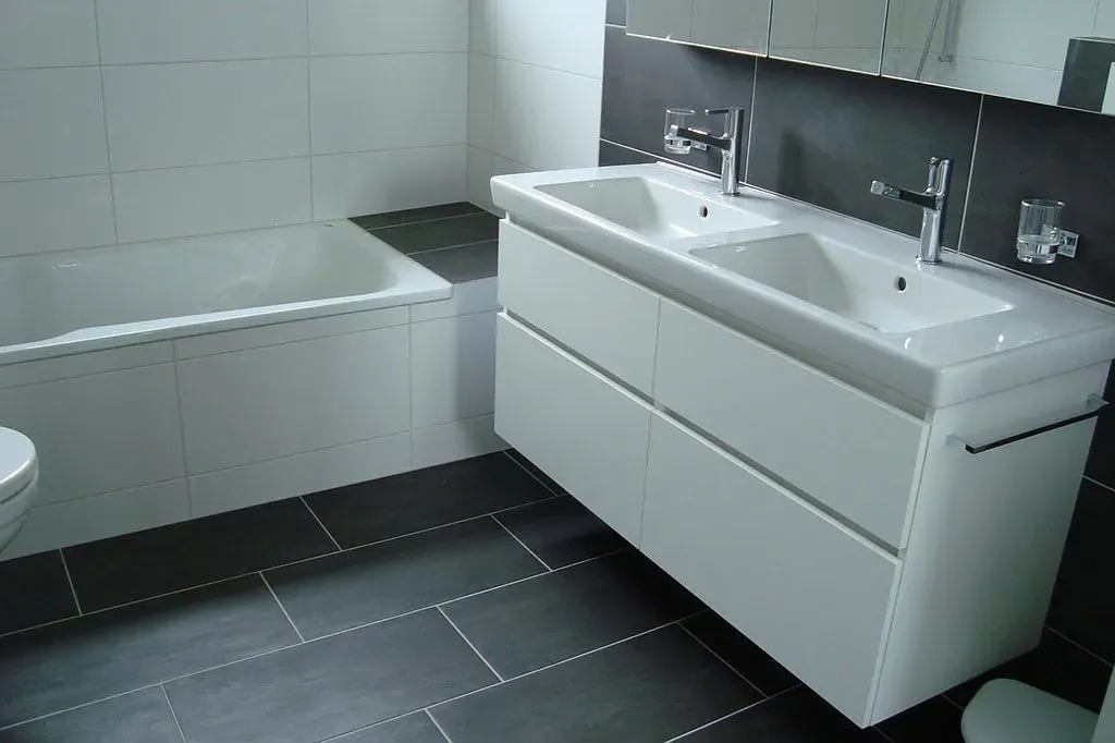 Moderne Terrasse mit hellgrauer Boden