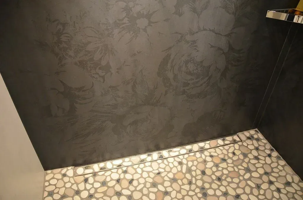 Moderne Terrasse mit hellgrauer Boden