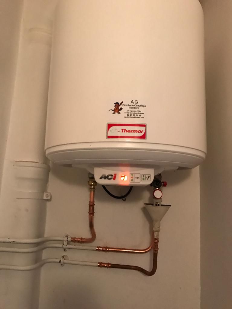 Photo d'un chauffe-eau thermodynamique blanc