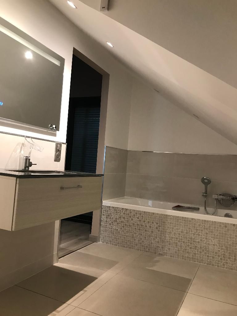 Photo d'une salle de bains entièrement rénovée