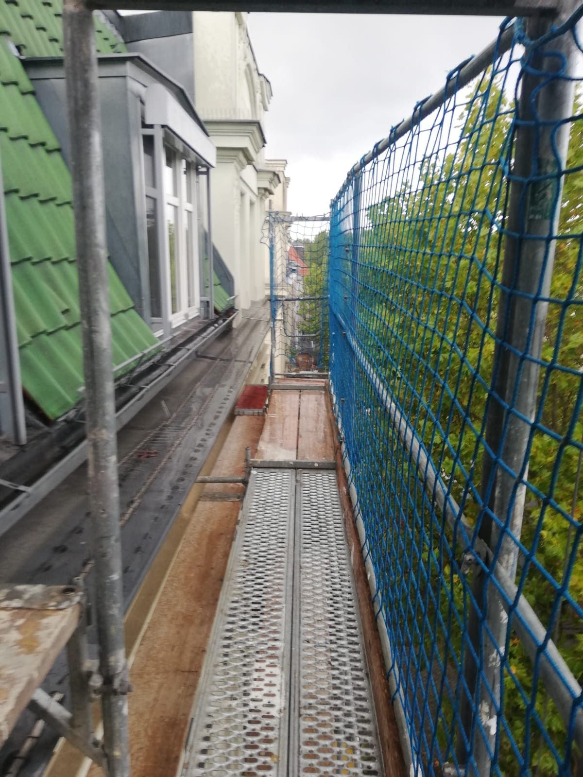 Bretter zum Laufen auf dem Gerüst