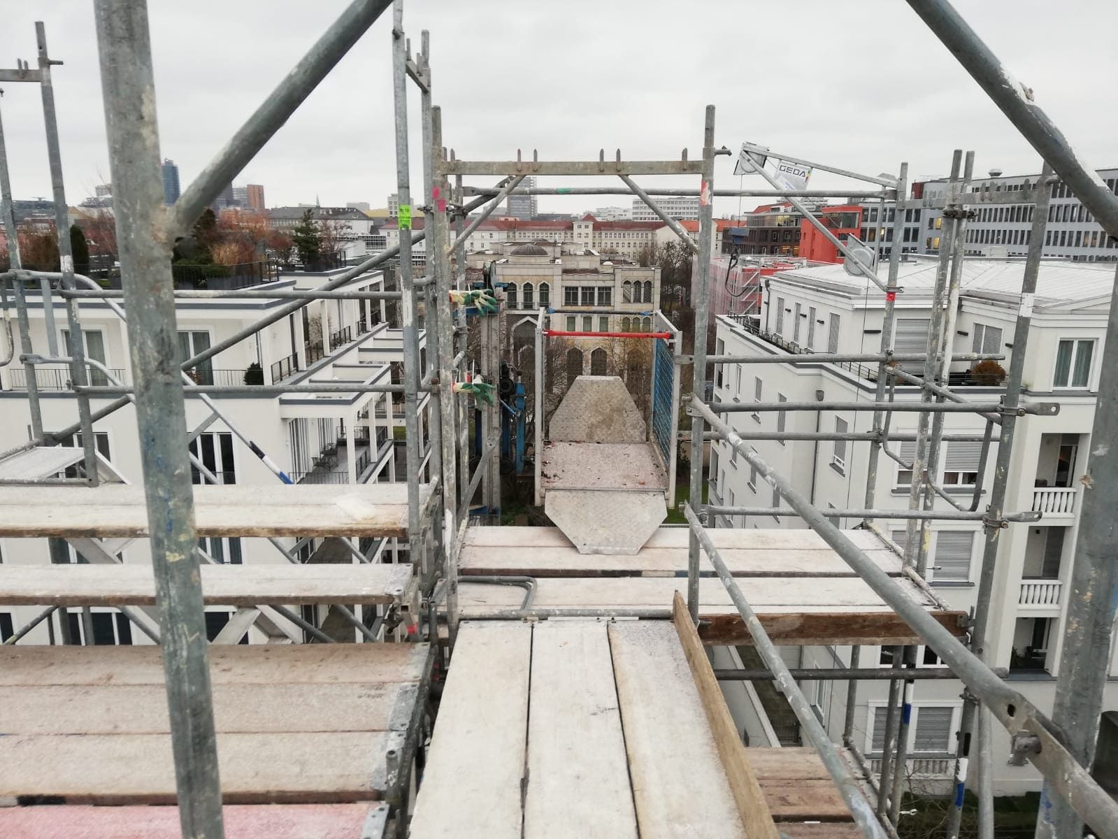 Gerüst mit Blick über die Stadt