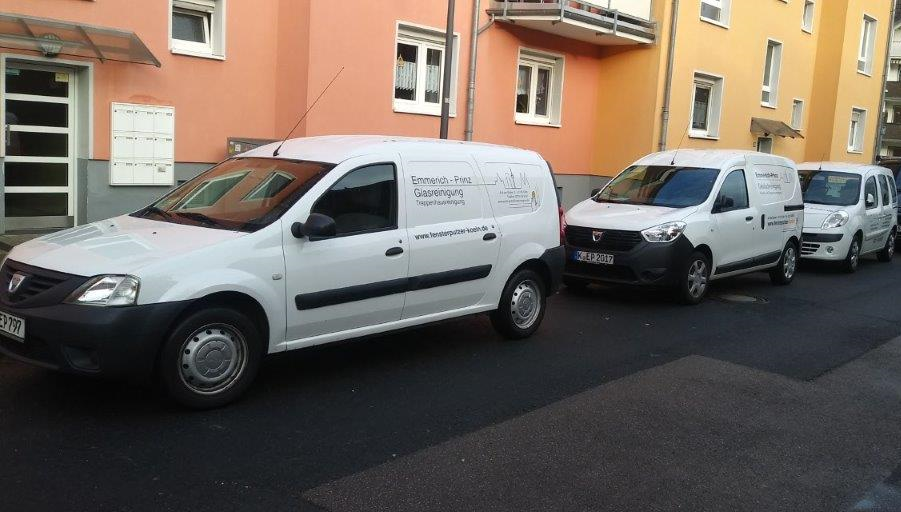 Professionelle Fensterputzer beim putzen der Fenster eines hohen Gebäudes.