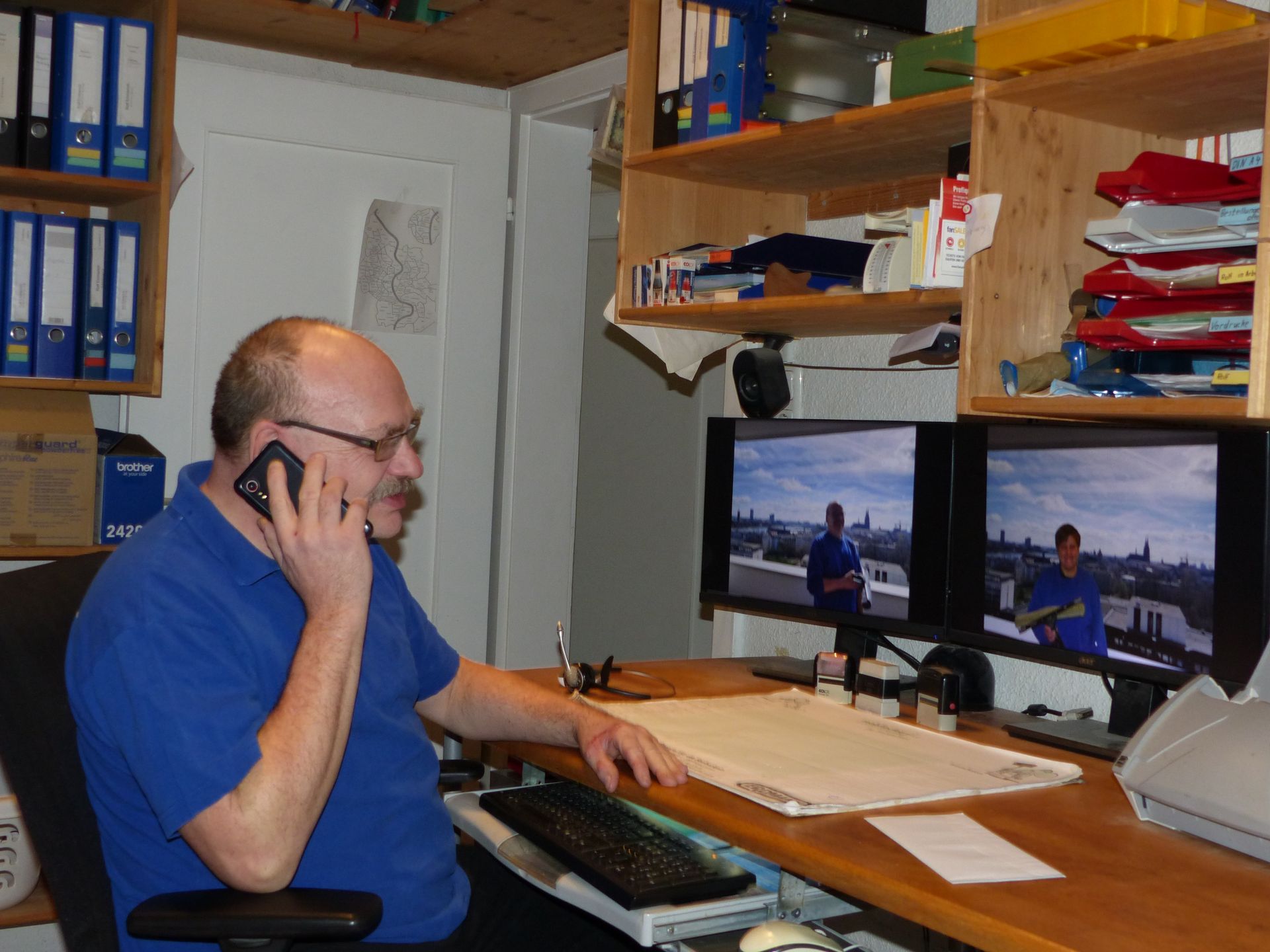 Eine Frau putzt ein Fenster mit einem Tuch.