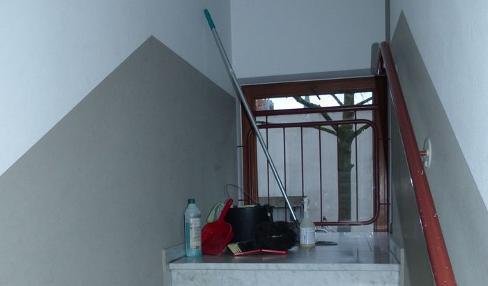 Professionelle Fensterputzer beim putzen der Fenster eines hohen Gebäudes.