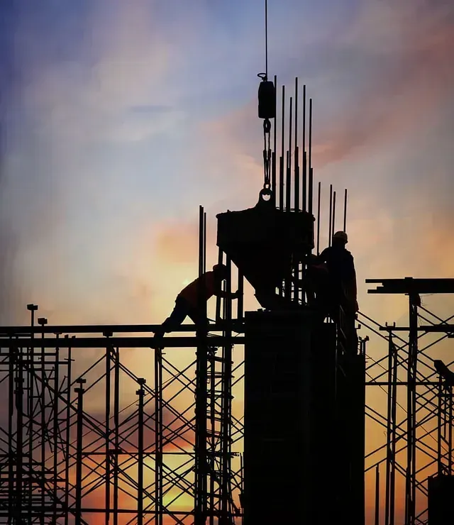 Una obra en construcción con una puesta de sol al fondo