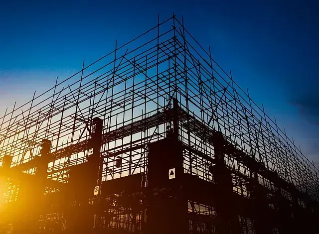 Se está construyendo un gran edificio con andamios a su alrededor.