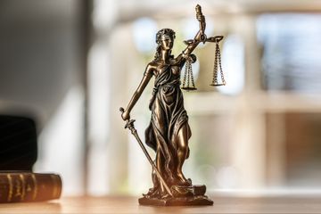 Bronzestatue der Justitia