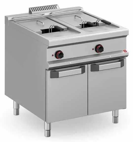 Una freidora comercial de doble cámara de acero inoxidable con dos mandos de control de quemadores