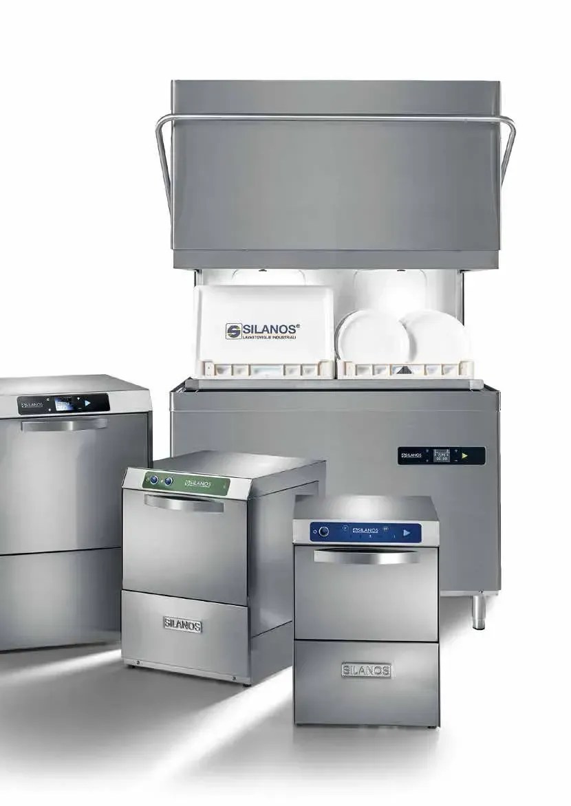 Una colección de cuatro lavavajillas comerciales de acero inoxidable, que incluye un modelo alto 