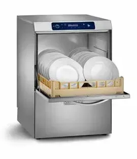 Un lavavajillas industrial de acero inoxidable con la puerta abierta, que contiene una rejilla beige 