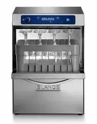 Un lavavasos comercial Silanos de acero inoxidable con una rejilla de vasos limpios sobre un fondo blanco.