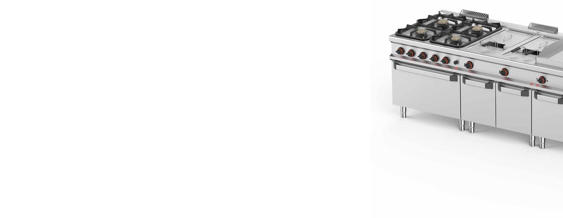 Una cocina industrial de acero inoxidable equipada con quemadores de gas, plancha y compartimentos inferiores para el horno.