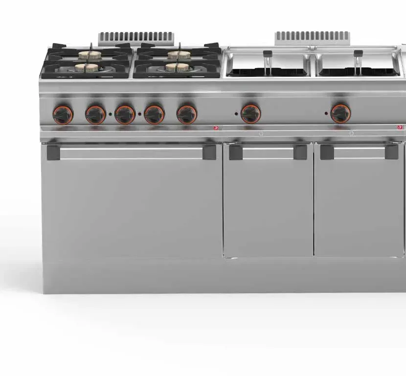 Una cocina profesional de acero inoxidable con quemadores de gas y dos freidoras integradas, montada sobre un mueble bajo.
