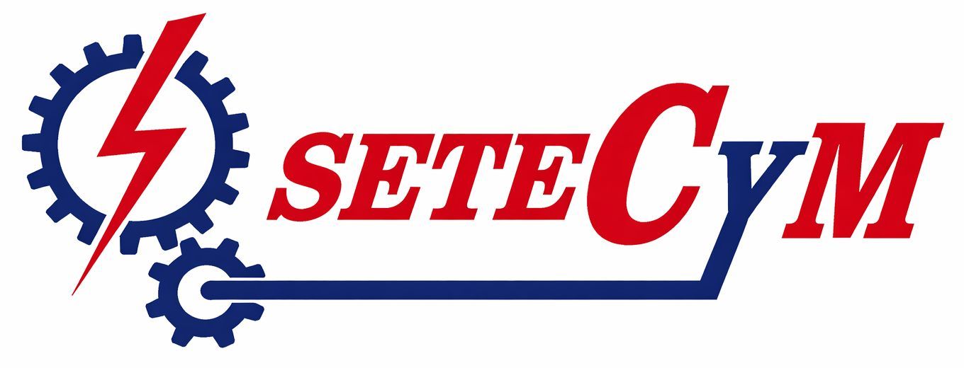 Logotipo con un rayo rojo atravesando un engranaje azul, junto al texto rojo y azul "SETECyM" subrayado por una l&iacute;nea azul.