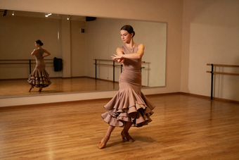Alumna practicando zapateado en un estudio de baile con suelo de madera