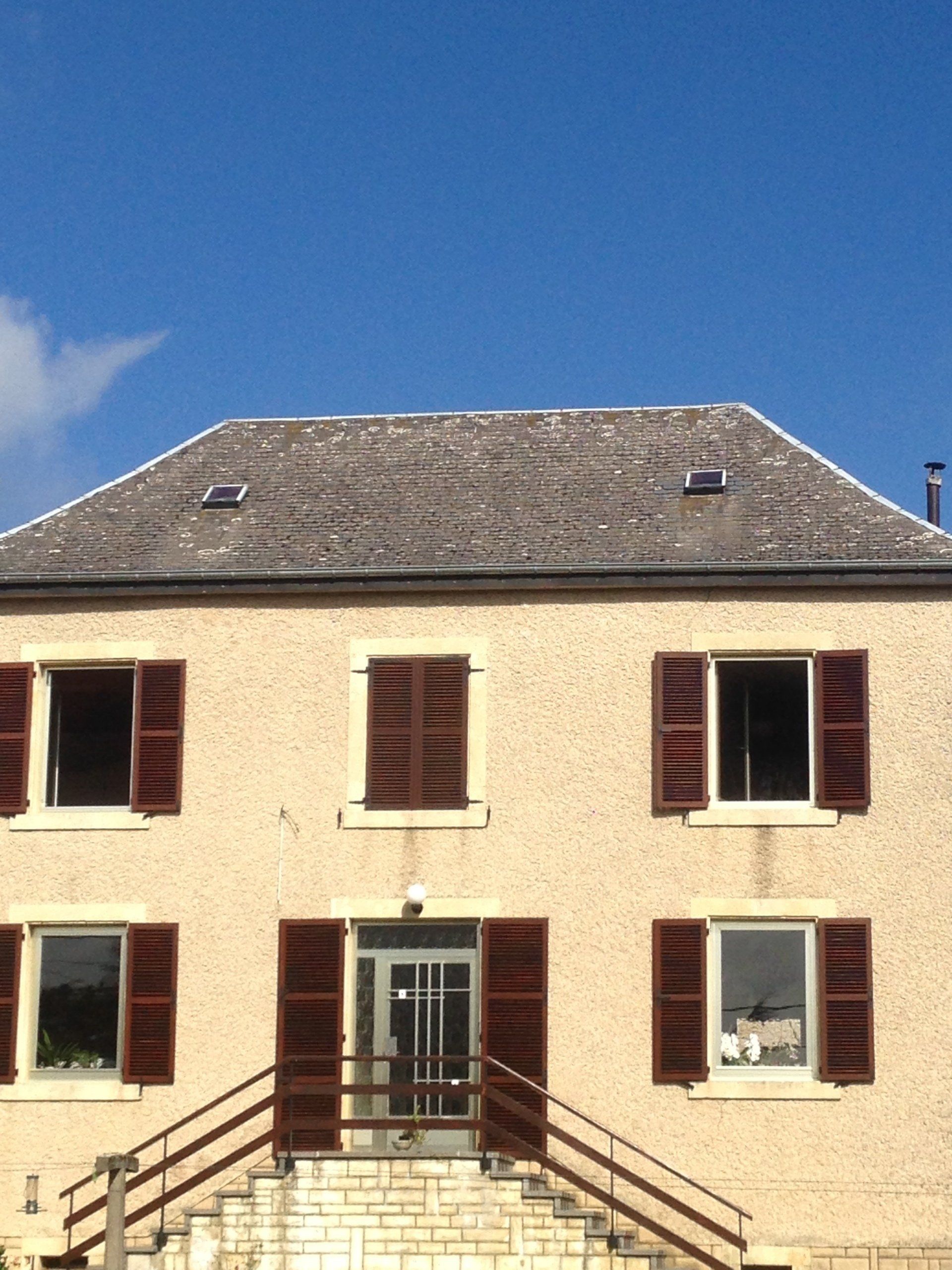 Mur extérieur rénové, Europe Toiture, avant travaux