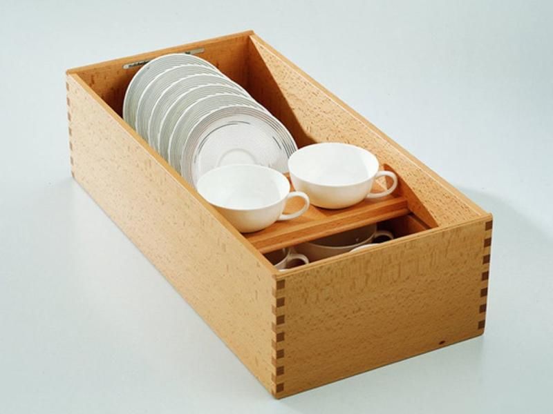 Eine Holzkiste gefüllt mit Tellern und Tassen