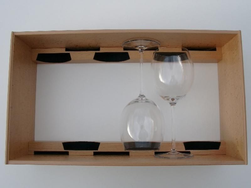 Zwei leere Weingläser in einem Holzregal