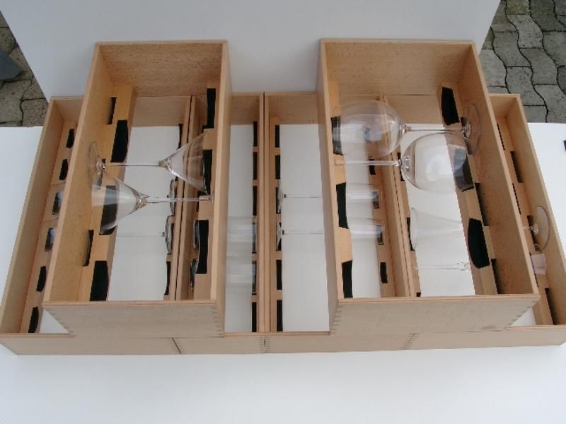 Eine Holzkiste mit Gläsern darin