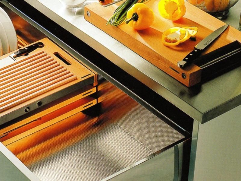 Ein Schneidebrett mit Paprika und Messern darauf